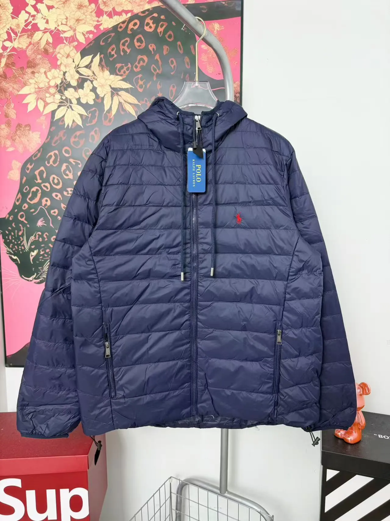 P670 Ralph small label embroidered down hooded jacket, the same style at Ralph Lauren counters. It is made of 80 velvet. The fleece is warm enough. It is very textured on the hand. It is three-dimensional and atmospheric. It is easy to wear in winter. It is simple and elegant. It adopts the os version. The upper body effect is very good. It is suitable for all body types. Soft and comfortable. Craftsmanship imported custom zippers➕Hardware and accessories are complete. The embroidery is full and three-dimensional. Perfect restoration of zp 2:1. Same style for men and women. Versatile and easy to wear. Size M L XL XXL color black navy blue army green